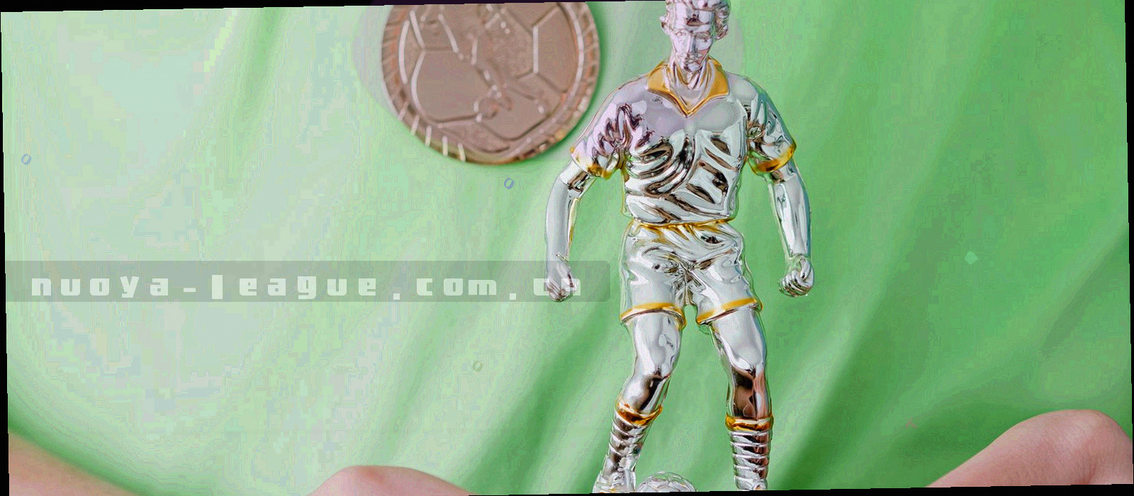 深色底上的细密网格与流线，抽象数据纹理